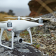 Imagen para el artículo titulado El DJI Phantom 4 es extremadamente rápido y esquiva obstáculos por sí solo durante el vuelo
